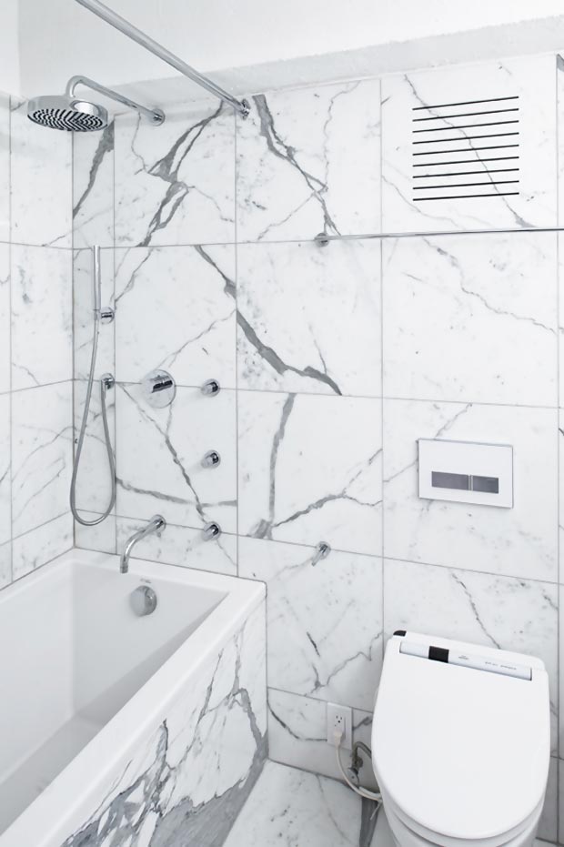 marbled bathroom New York Loft by MAS